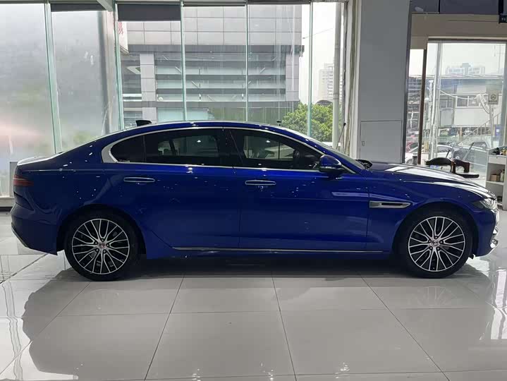 Фото 7 - Jaguar XE L