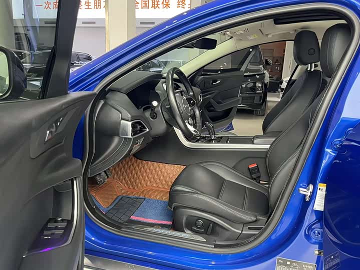 Фото 9 - Jaguar XE L