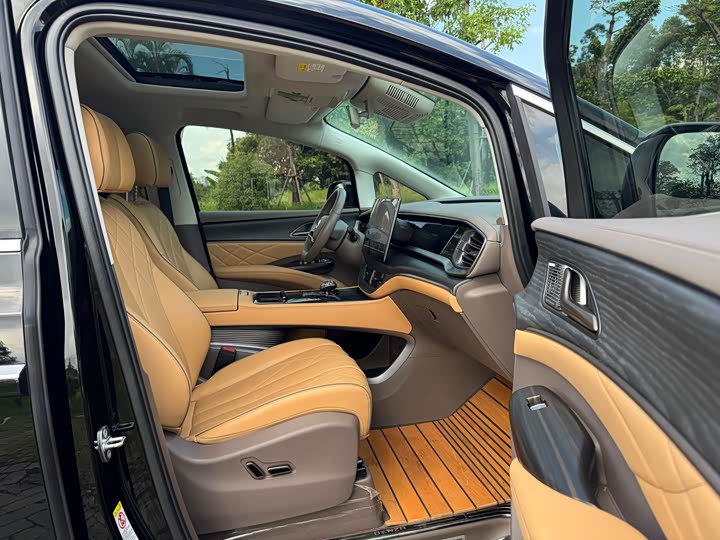 Фото 11 - Denza D9