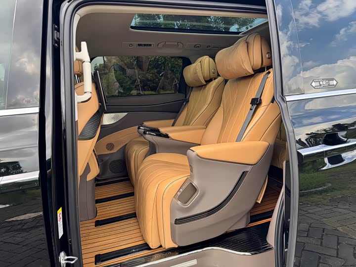 Фото 12 - Denza D9