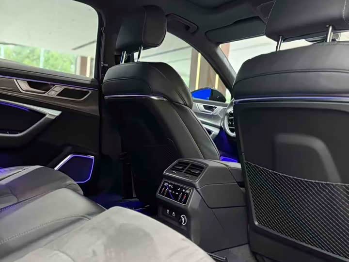 Фото 10 - Audi A6L