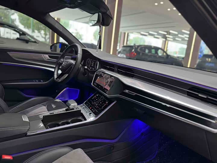 Фото 9 - Audi A6L