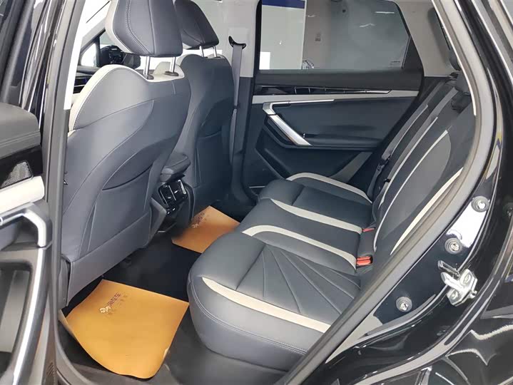 Фото 11 - Geely Atlas L