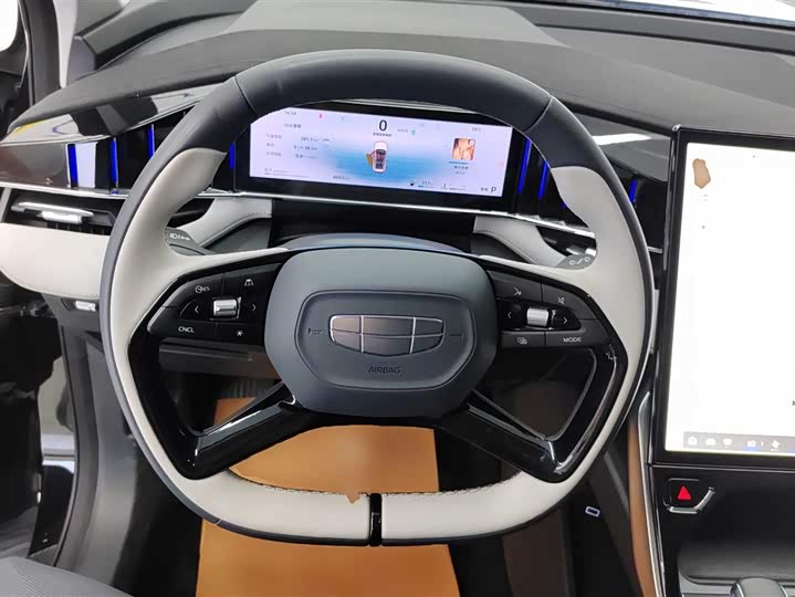 Фото 12 - Geely Atlas L