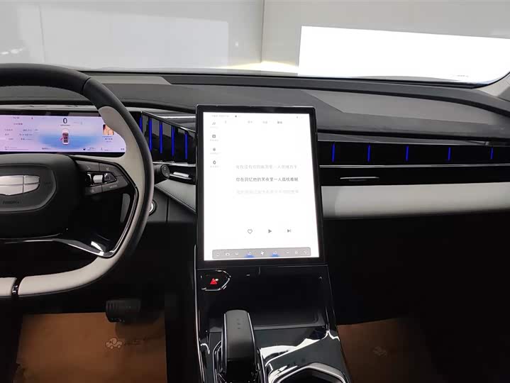 Фото 14 - Geely Atlas L