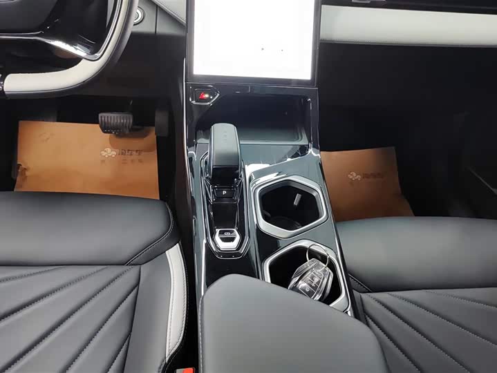 Фото 15 - Geely Atlas L