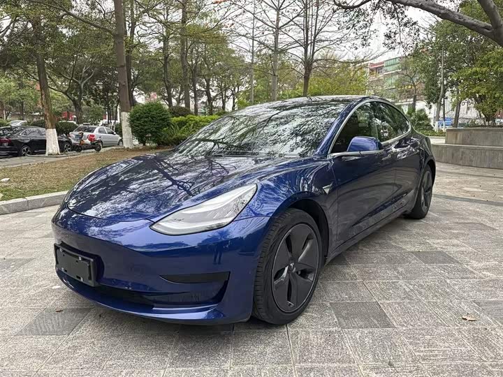 Фото 2 - Tesla Model 3