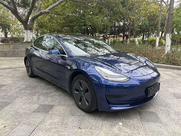Фото 4 - Tesla Model 3