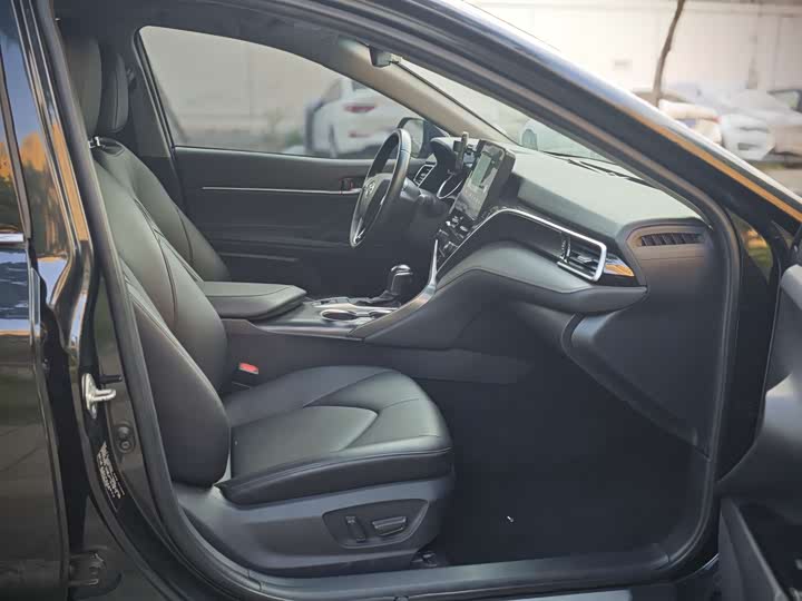 Фото 10 - Toyota Camry