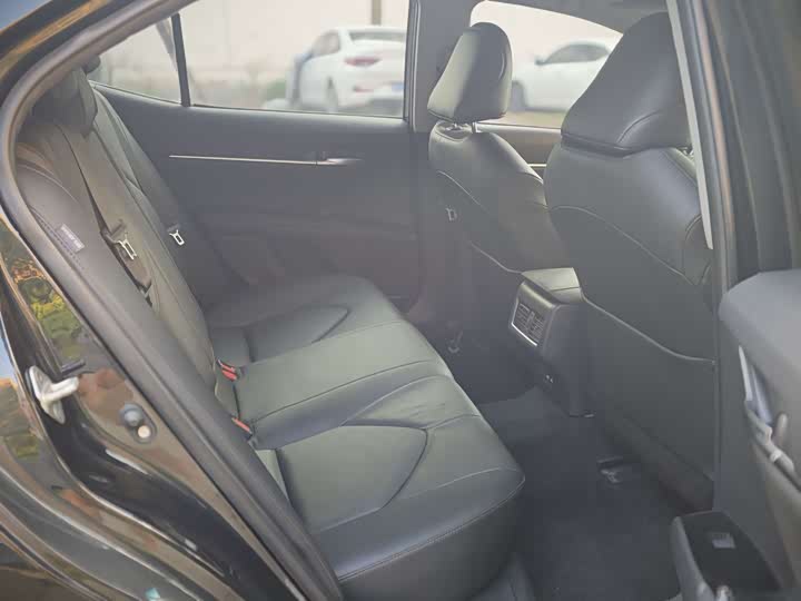 Фото 11 - Toyota Camry