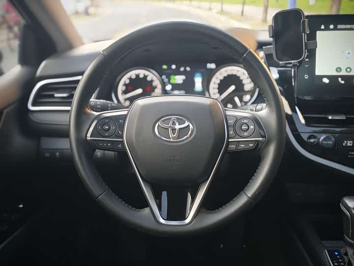 Фото 14 - Toyota Camry