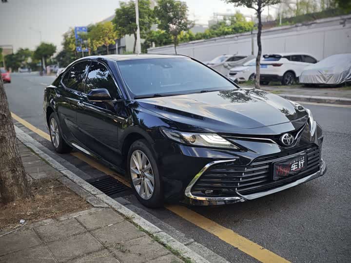 Фото 2 - Toyota Camry