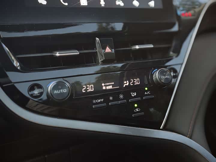 Фото 23 - Toyota Camry