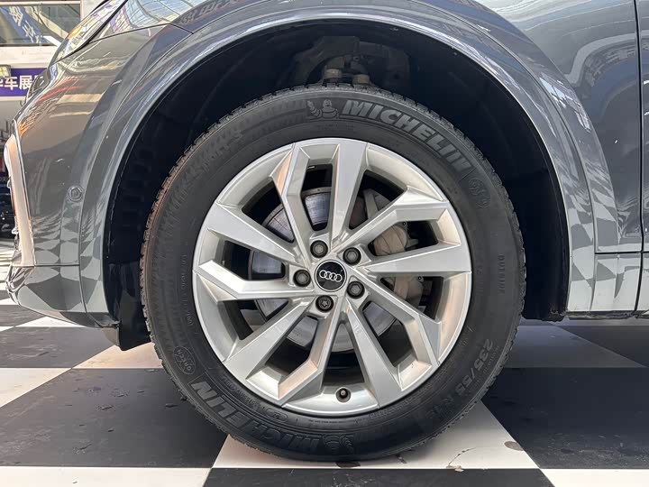 Фото 17 - Audi Q5L