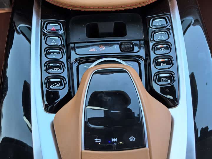 Фото 10 - Aston Martin DBX