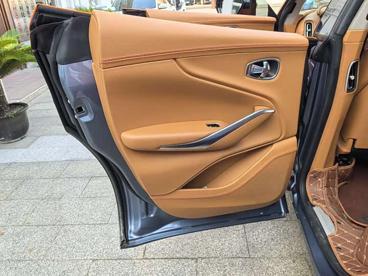 Фото 17 - Aston Martin DBX