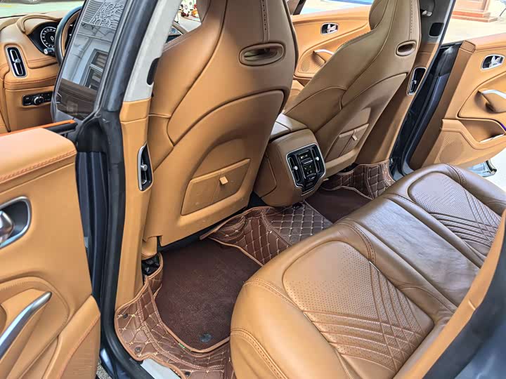 Фото 19 - Aston Martin DBX