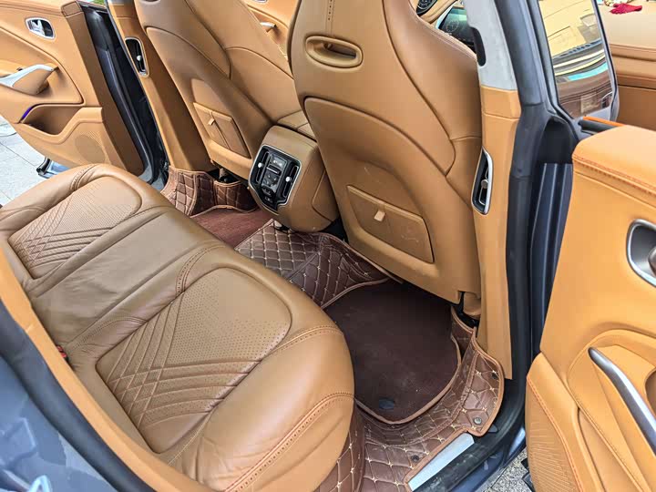 Фото 26 - Aston Martin DBX