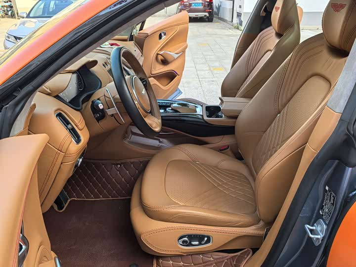 Фото 30 - Aston Martin DBX