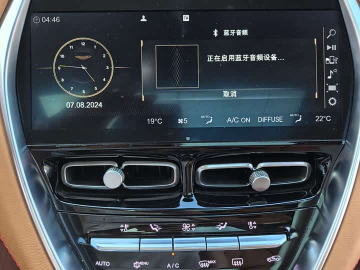 Фото 32 - Aston Martin DBX