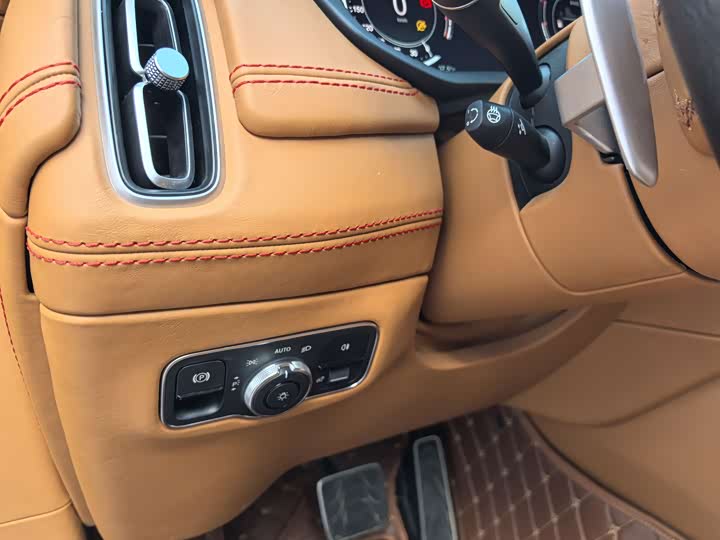 Фото 34 - Aston Martin DBX