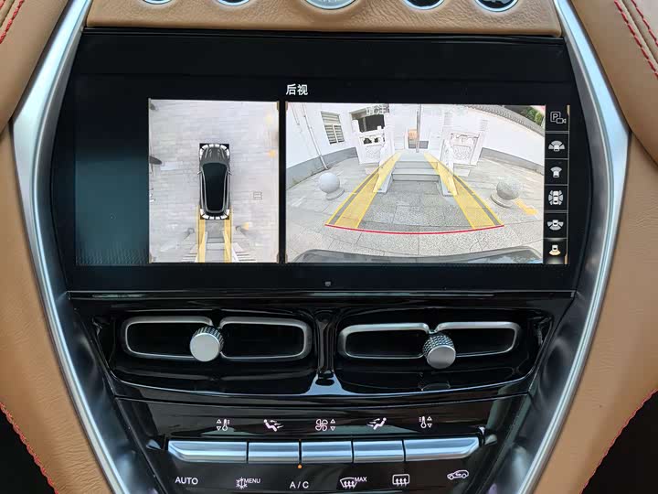 Фото 35 - Aston Martin DBX