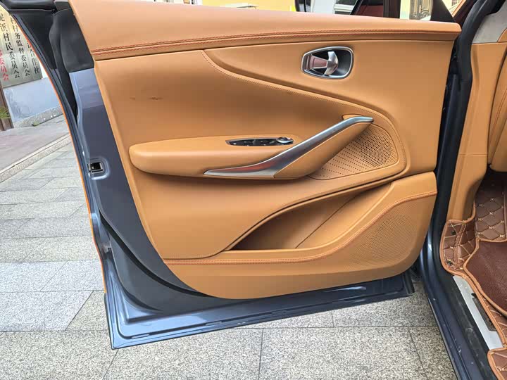 Фото 37 - Aston Martin DBX