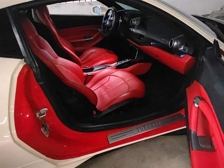 Фото 10 - Ferrari F8