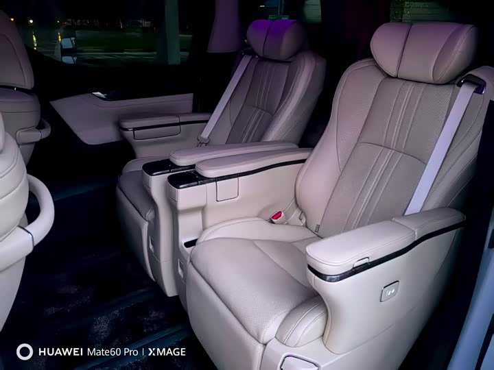 Фото 9 - Toyota Alphard