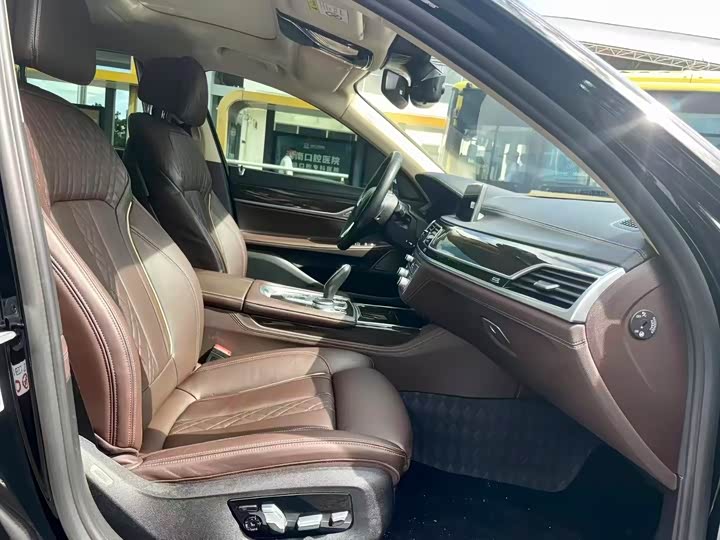 Фото 4 - BMW 7 Series