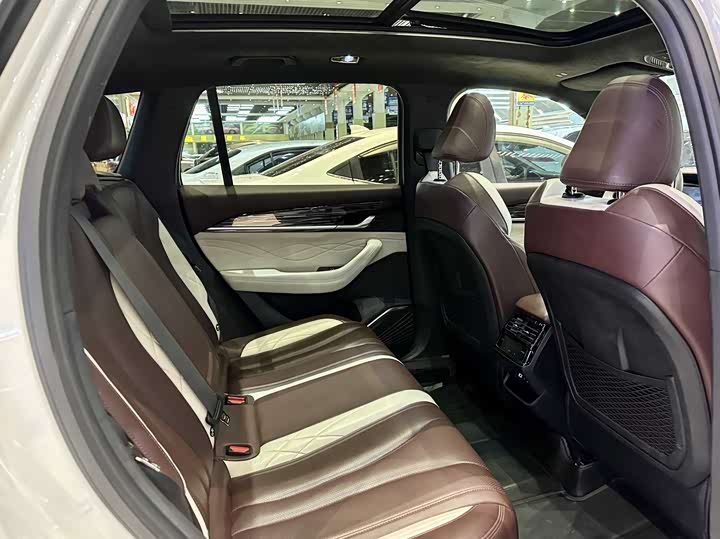 Фото 10 - Geely Monjaro