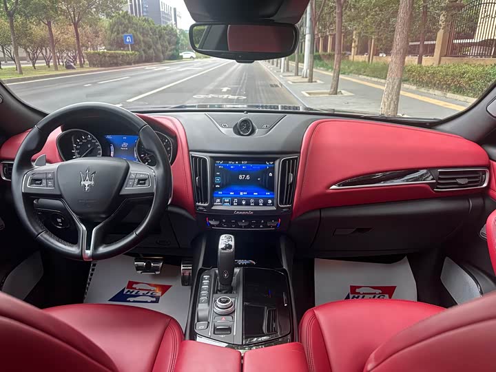 Фото 10 - Maserati Levante