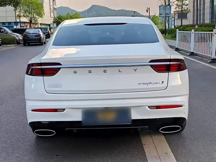 Фото 12 - Geely Preface