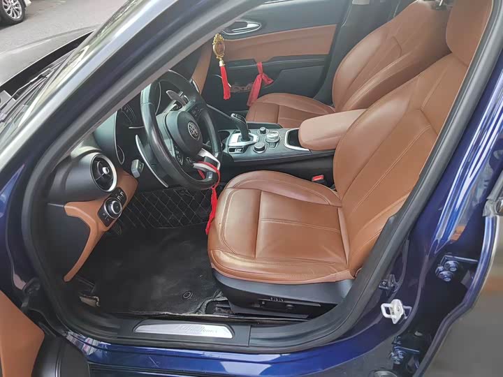 Фото 7 - Alfa Romeo Giulia