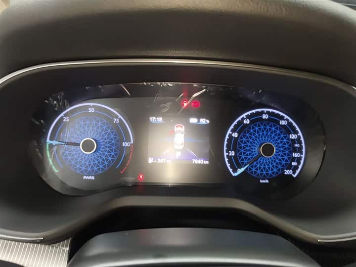 Фото 12 - Hongqi E-QM5