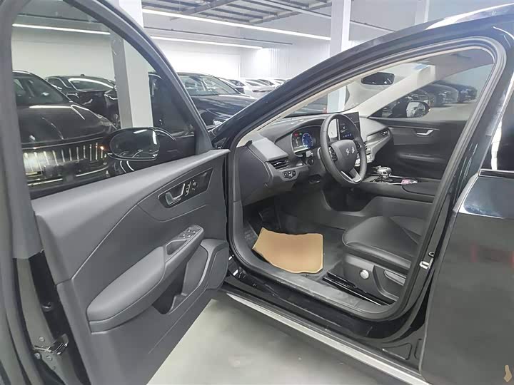 Фото 16 - Hongqi E-QM5