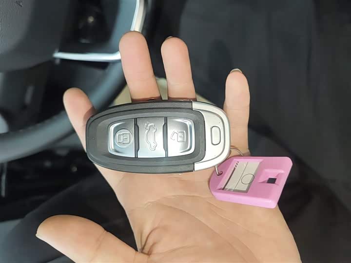 Фото 9 - Hongqi E-QM5