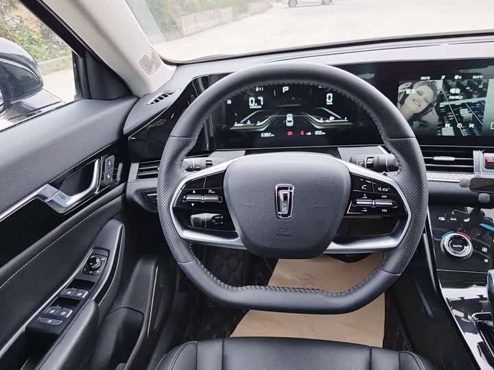 Фото 12 - Bestune B70