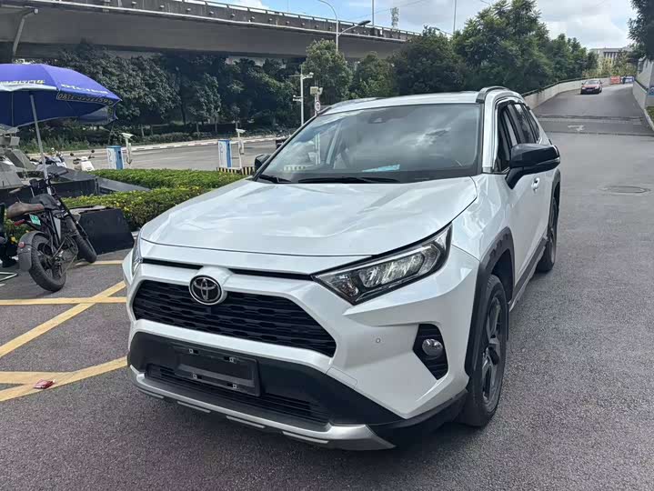 Фото 1 - Toyota RAV4