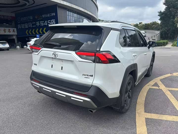 Фото 3 - Toyota RAV4