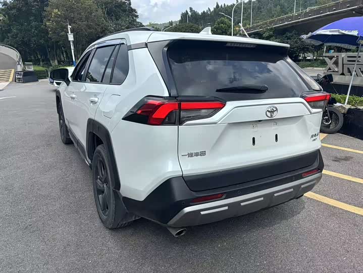 Фото 4 - Toyota RAV4