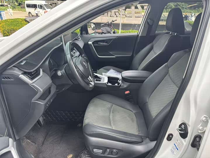 Фото 5 - Toyota RAV4