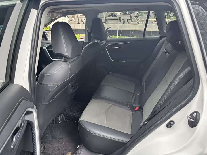 Фото 6 - Toyota RAV4