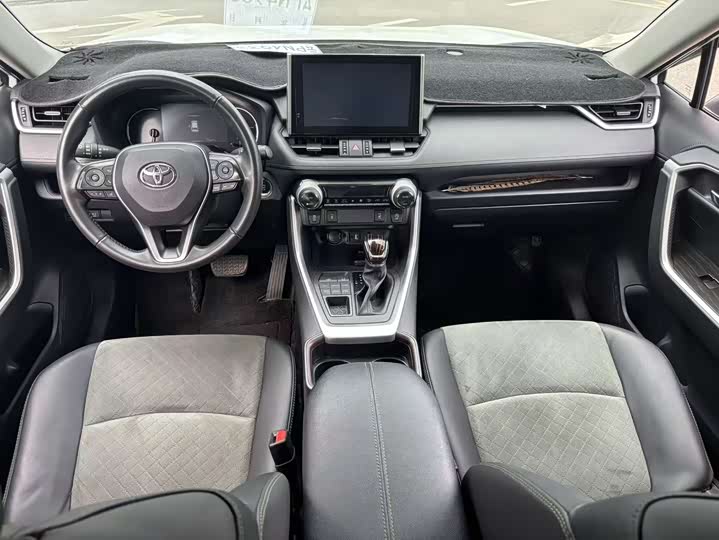 Фото 7 - Toyota RAV4