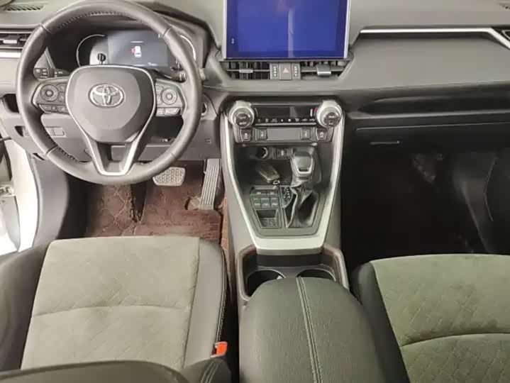 Фото 8 - Toyota RAV4