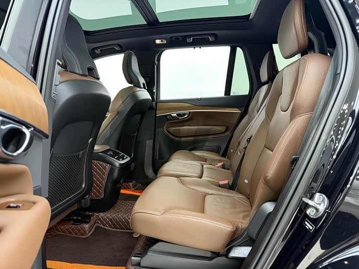 Фото 16 - Volvo XC90