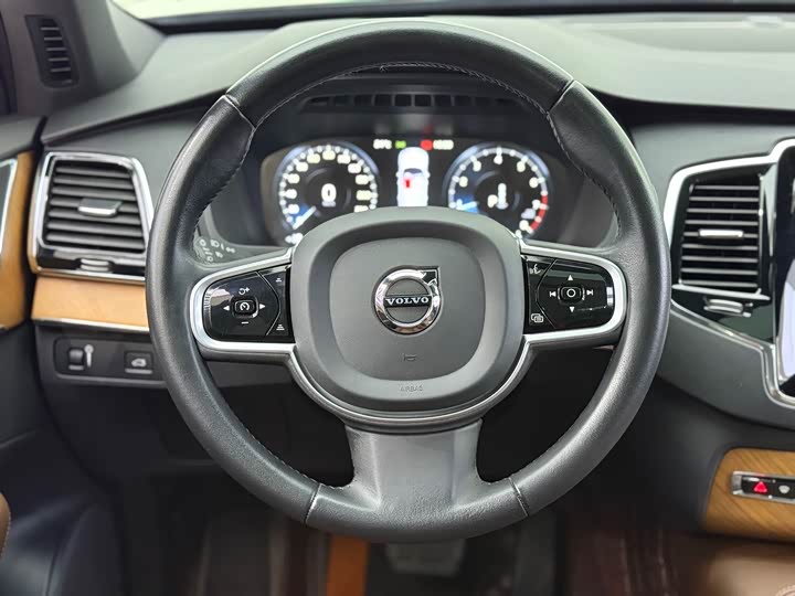 Фото 17 - Volvo XC90