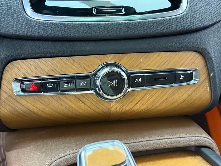 Фото 20 - Volvo XC90