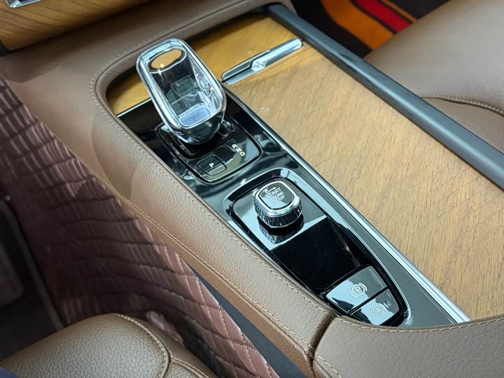 Фото 21 - Volvo XC90