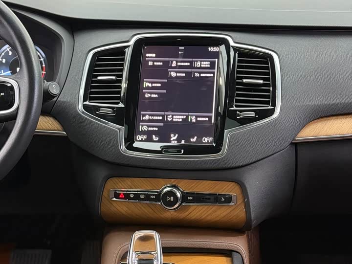 Фото 25 - Volvo XC90